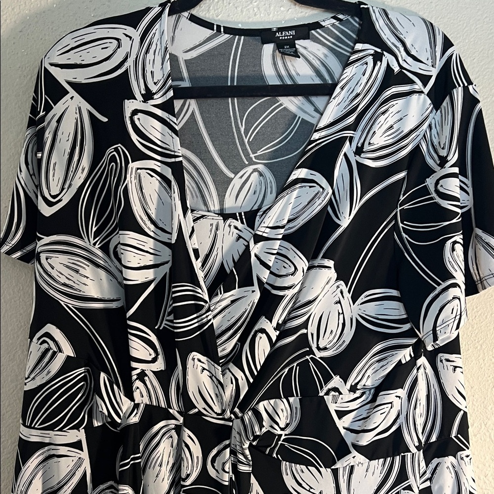 Alfani Black and White Leaf Pattern Blouse